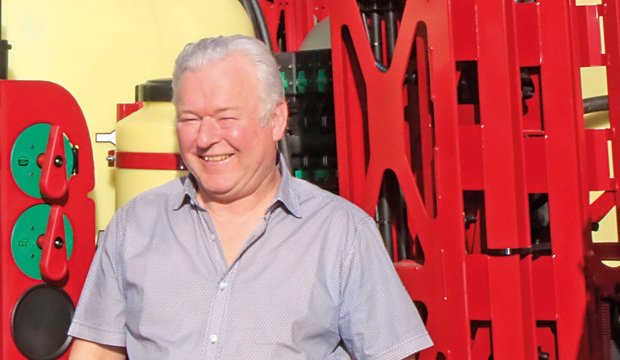 Vor den Abstimmungen über die Pflanzenschutz-Initiativen: Bauern investieren zurückhaltend Werner Keller ist Mitinhaber der Landmaschinen-Firma Alphatec. Bild: zVg