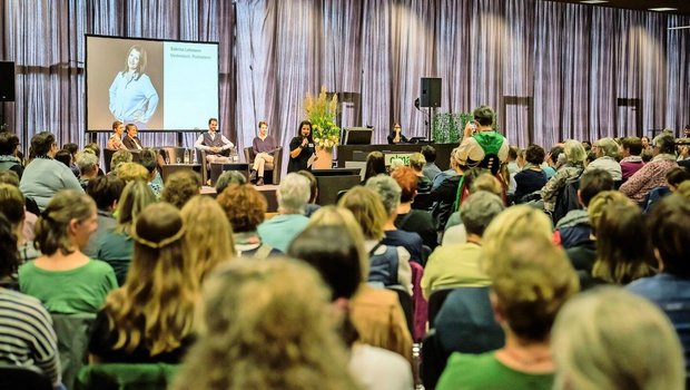 Am Tag der Bäuerin l Am Tag der Bäuerin lauscht das Publikum interessiert den Referentinnen und Referenten, in diesem Jahr bereits zum 32. Mal.