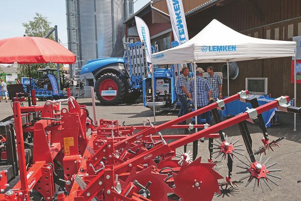 Hackgeräte von Steketee ergänzen das Pflanzenschutzprogramm von Lemken. Bild: Beat Schmid 
