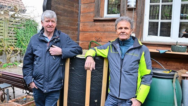 Robert Hofer (links) unterstützt mit dem Sandspeicher seinen Boiler, Stefan Lukunic plant dasselbe für seine Heizung. 