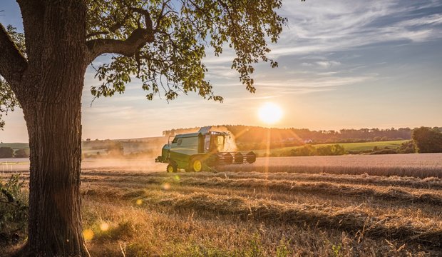 Heisse Tipps und Fakten zum Sommer Bei Hitze besser früher aufstehen als länger arbeiten. Bild: Werkbild John Deere