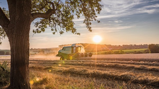 Bei Hitze besser früher aufstehen als länger arbeiten. Bild: Werkbild John Deere