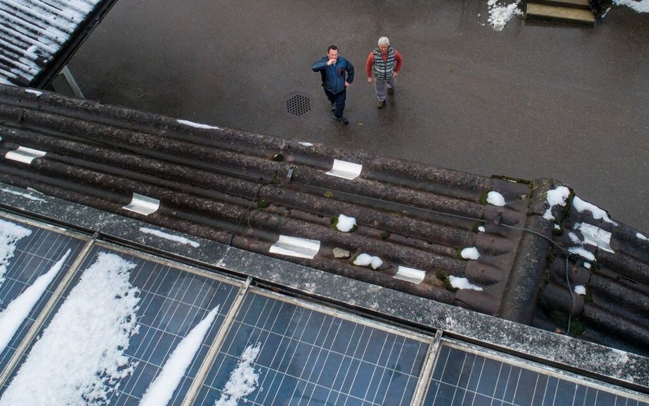 Ein Hagelsturm hat die Dächer und Photovoltaik-Anlage auf dem Betrieb Stöckweid beschädigt. Die Schäden sollen noch vor der Betriebsübergabe behoben werden. 