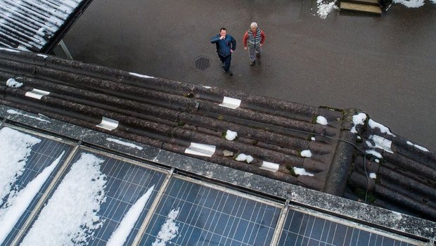 Ein Hagelsturm hat die Dächer und Photovoltaik-Anlage auf dem Betrieb Stöckweid beschädigt. Die Schäden sollen noch vor der Betriebsübergabe behoben werden. 