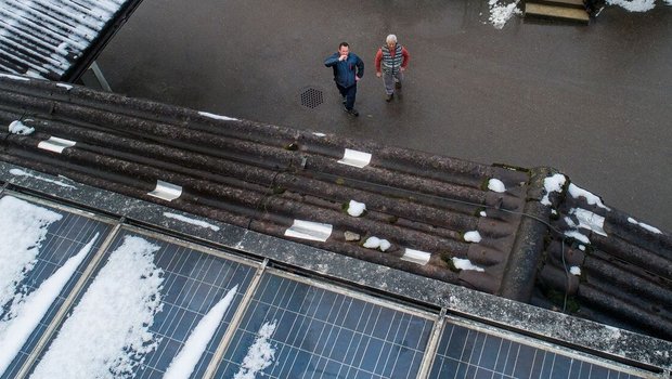 Ein Hagelsturm hat d Ein Hagelsturm hat die Dächer und Photovoltaik-Anlage auf dem Betrieb Stöckweid beschädigt. Die Schäden sollen noch vor der Betriebsübergabe behoben werden.