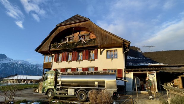 Milchsammelwagen vor einem Milchviehbetrieb im Berner Oberland.