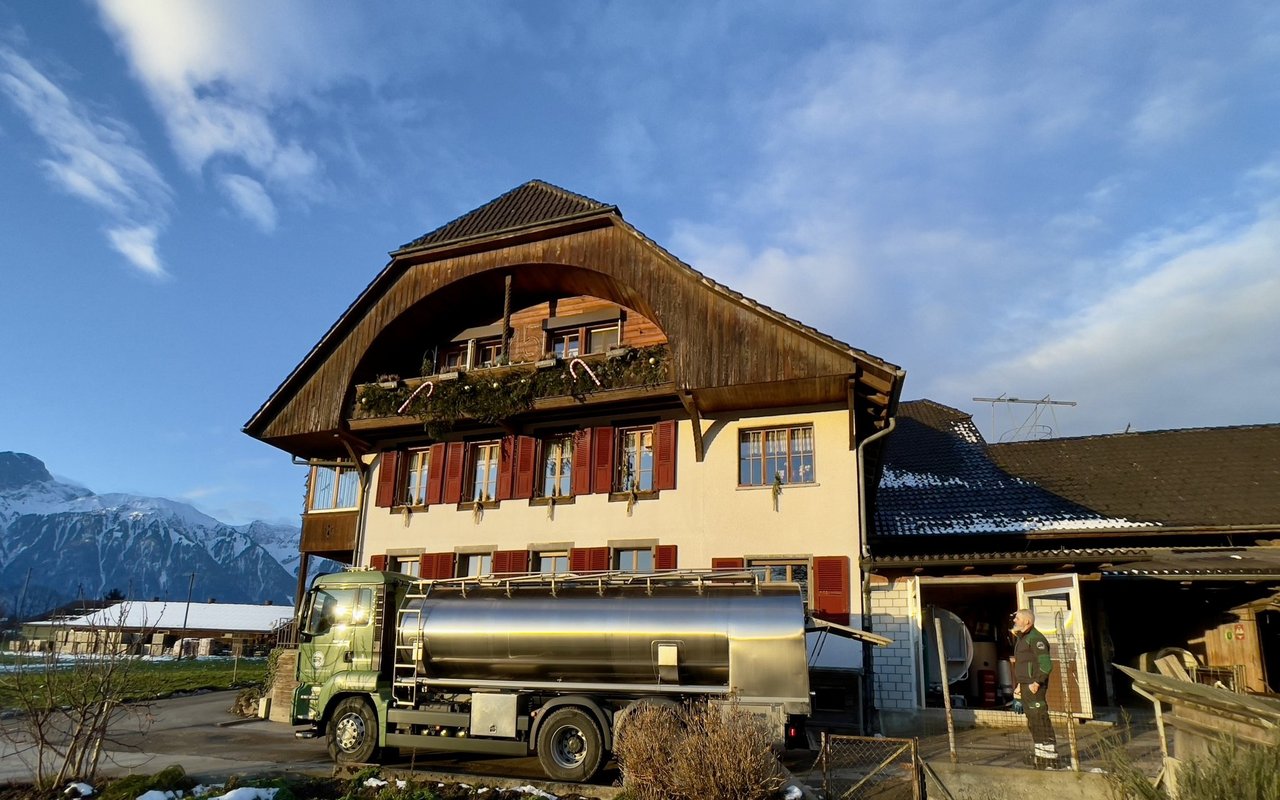 Milchsammelwagen vor einem Milchviehbetrieb im Berner Oberland.