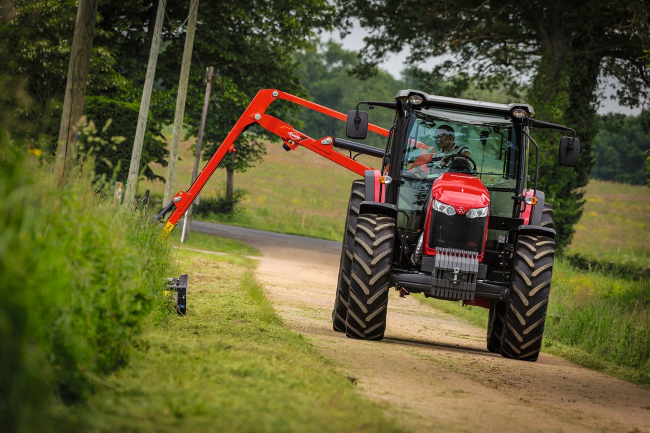 Mit einem Böschungsmäher von Kuhn pflegt dieser Landwirt einen Strassenrand und fördert damit die Artenvielfalt. Der Poly-Longer Böschungsmäher ist ein leicht zu fahrendes Anbaugerät, hier an einem Massey Ferguson-Traktor. Bild: zVg