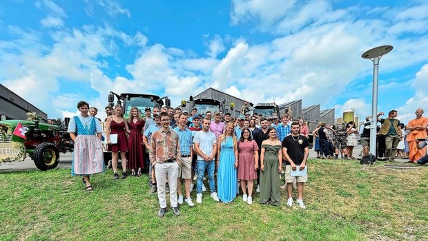 Die weitaus grösste Gruppe waren die frisch gekürten Landwirte EFZ mit Zweitausbildung. In der ersten Reihe (Mitte) Naomi Volkart mit Ballkleid, die mit ihrem Pferd die Traktorparade anführte. 