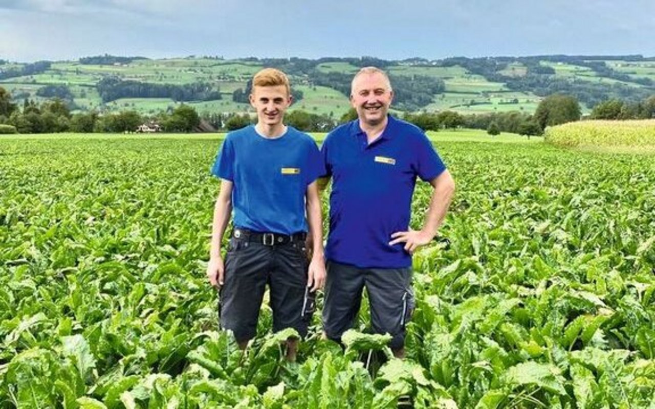 Für Claudio (links) und Heinz Bachmann zählt, wie bei allen Anwendern dieser Erntetechnik, die bodenschonende Ernte.