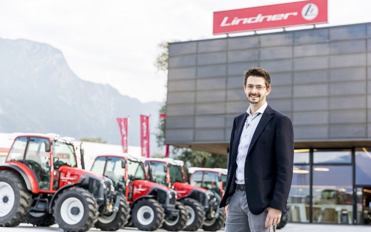 David Lindner, Leiter Marketing und Export, vor dem Lindner Firmensitz in Kundel. Bild: Mareycke Frehner