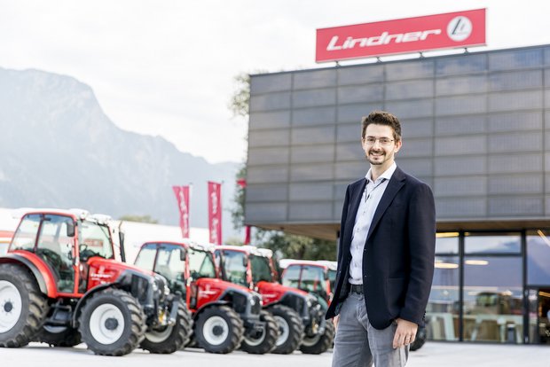 David Lindner, Leiter Marketing und Export, vor dem Lindner Firmensitz in Kundel. Bild: Mareycke Frehner