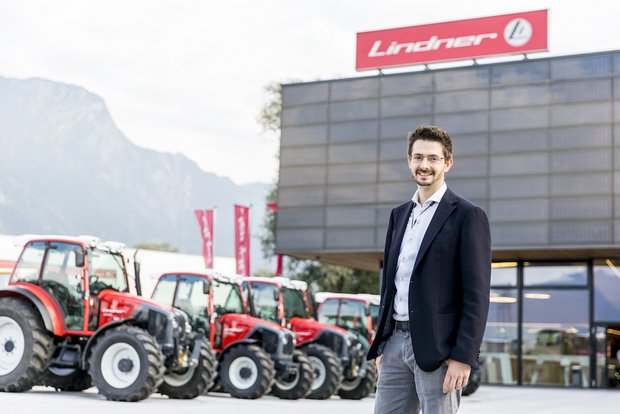 Lindner in der Schweiz David Lindner, Leiter Marketing und Export, vor dem Lindner Firmensitz in Kundel. Bild: Mareycke Frehner