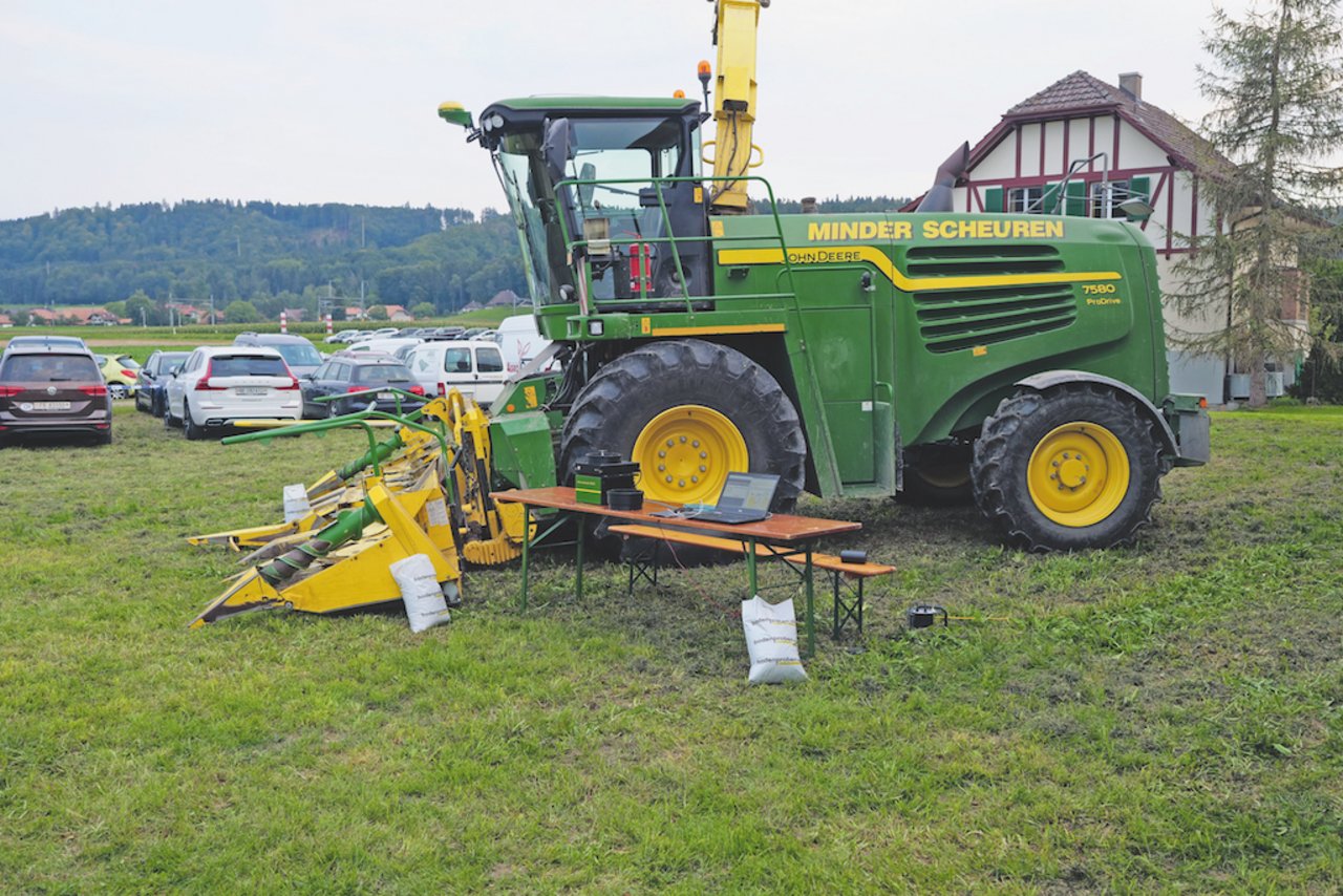 Ein NIR-Sensor im Auswurfrohr misst den Futtergehalt. Bild: Schmid Beat