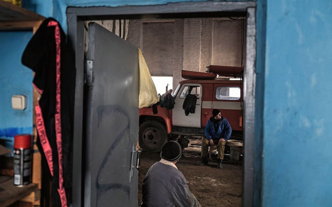 Arbeiter der Agromol-Milchfarm in einem zerstörten Stall.