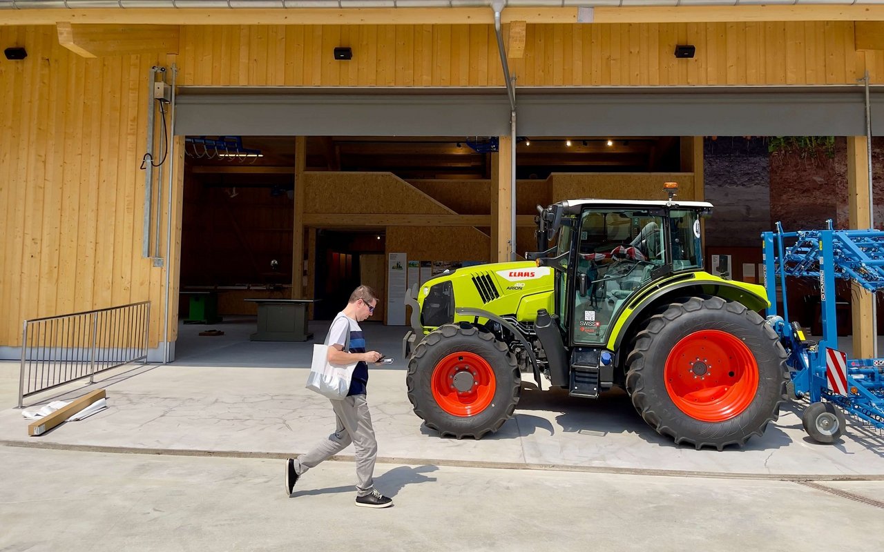 Claas-Traktor in der Ausstellung «Von Heugabeln und Drohnen: Landwirtschaft heute» im Verkehrshaus der Schweiz.