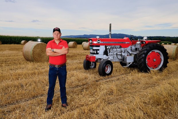 Nicola Röthlisberger (24) ist Landwirt und Mechaniker. Der Massey Ferguson 1100 ist sein TraumTraktor. Bild: Peter Röthlisberger