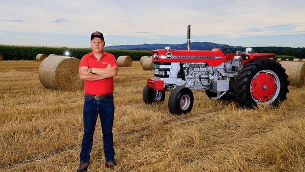 Nicola Röthlisberger (24) ist Landwirt und Mechaniker. Der Massey Ferguson 1100 ist sein TraumTraktor. Bild: Peter Röthlisberger