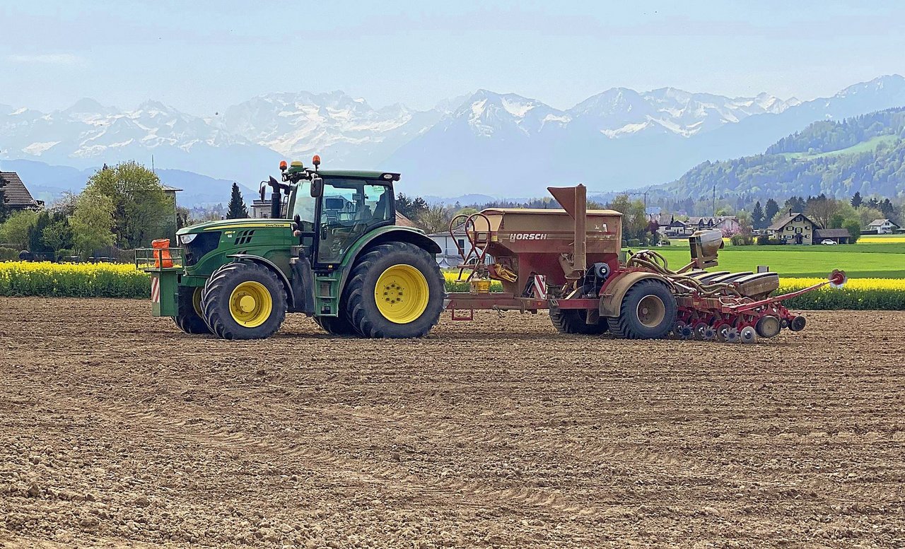 Andreas Wyssbrod setzt bei der Einzelkornsaat eine gezogene Maschine von Horsch ein. Bild: zvg