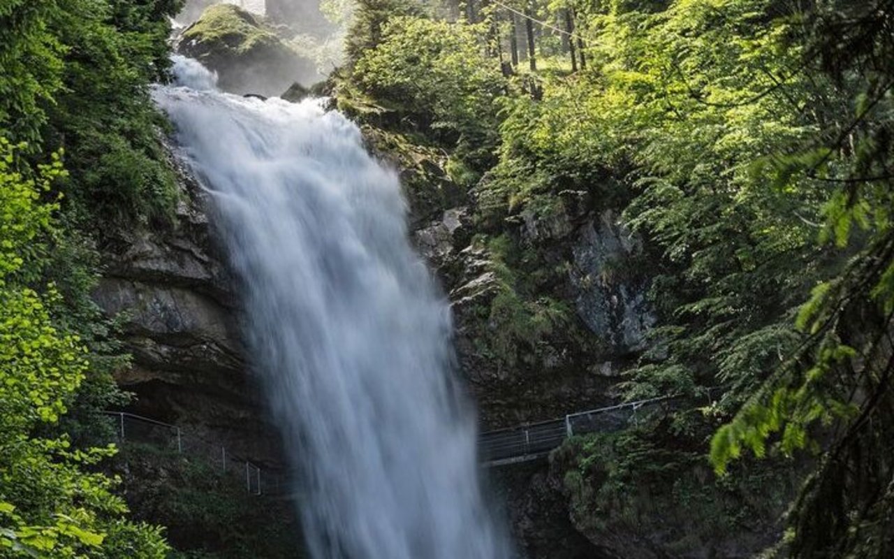 Der imposante Giessbach-Wasserfall hat dem Hotel den Namen gegeben und sorgt Tag und Nacht für die Geräuschkulisse. 