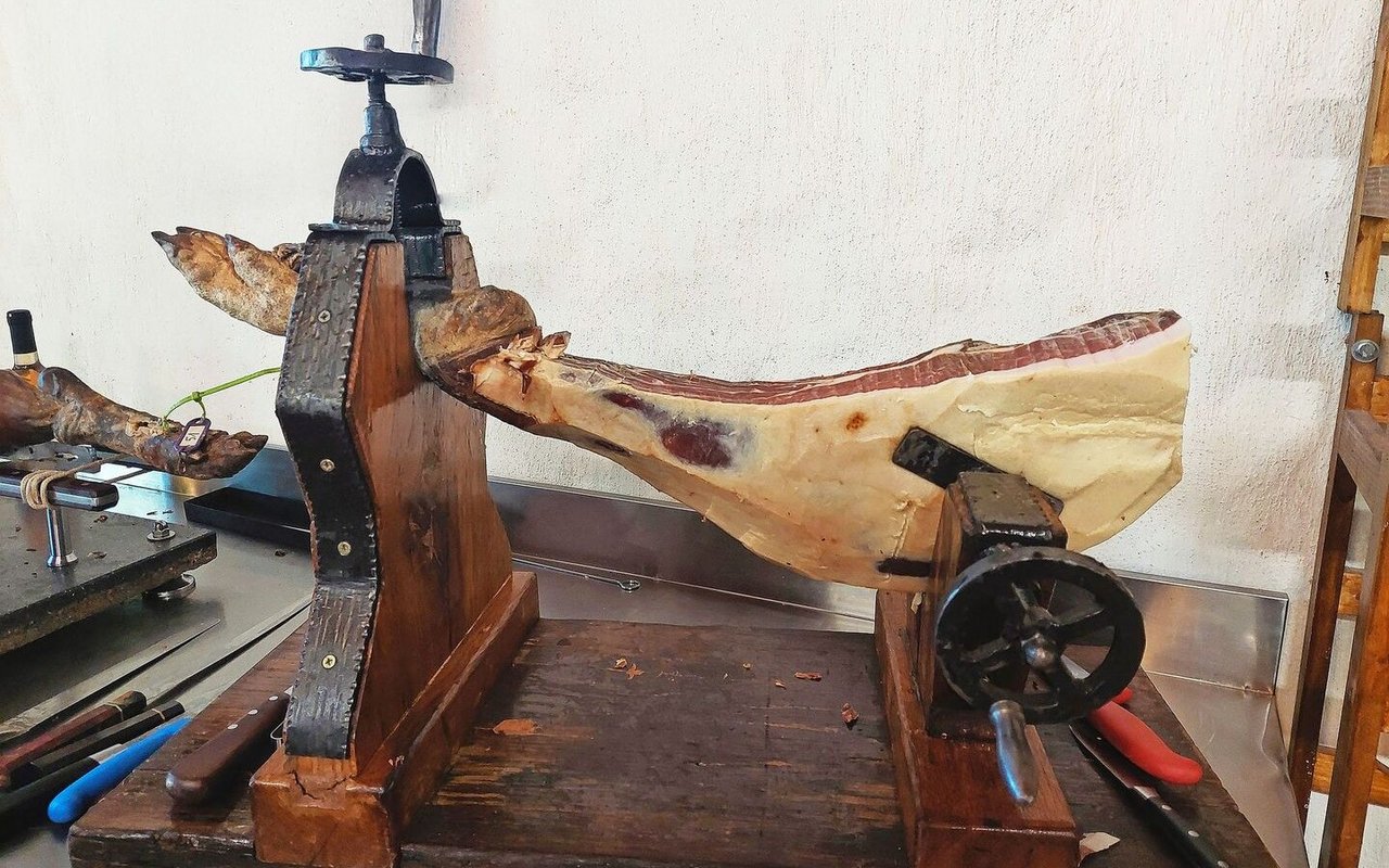 Wir durften zwei bis drei Jahre alten getrockneten und gesalzenen Beinschinken probieren – ein Genuss. Die Schweine in Kroatien sind häufig eine Kreuzung aus Hampshire und Schwarzem slawonischem Schwein.