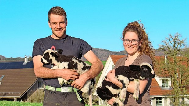 Matthias und Rahel G Matthias und Rahel Göggel mit Schaf Lotti und ihren beiden Lämmern. Seit dem Start im Jahr 2021 mit 10 Tieren, ist die Schafherde durch Nachwuchs auf über 35 Stück angewachsen.