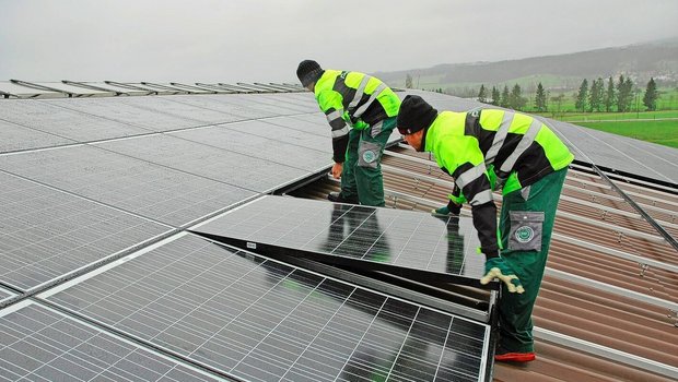 Wegen der verschlechterten Rahmenbedingungen werden derzeit weniger Dächer mit PV-Modulen belegt. Und wenn, dann sollte die Leistung vor allem auf den Eigenverbrauch ausgerichtet werden – oder Vermarktungsmöglichkeiten wie LEG und vZEV geprüft. 