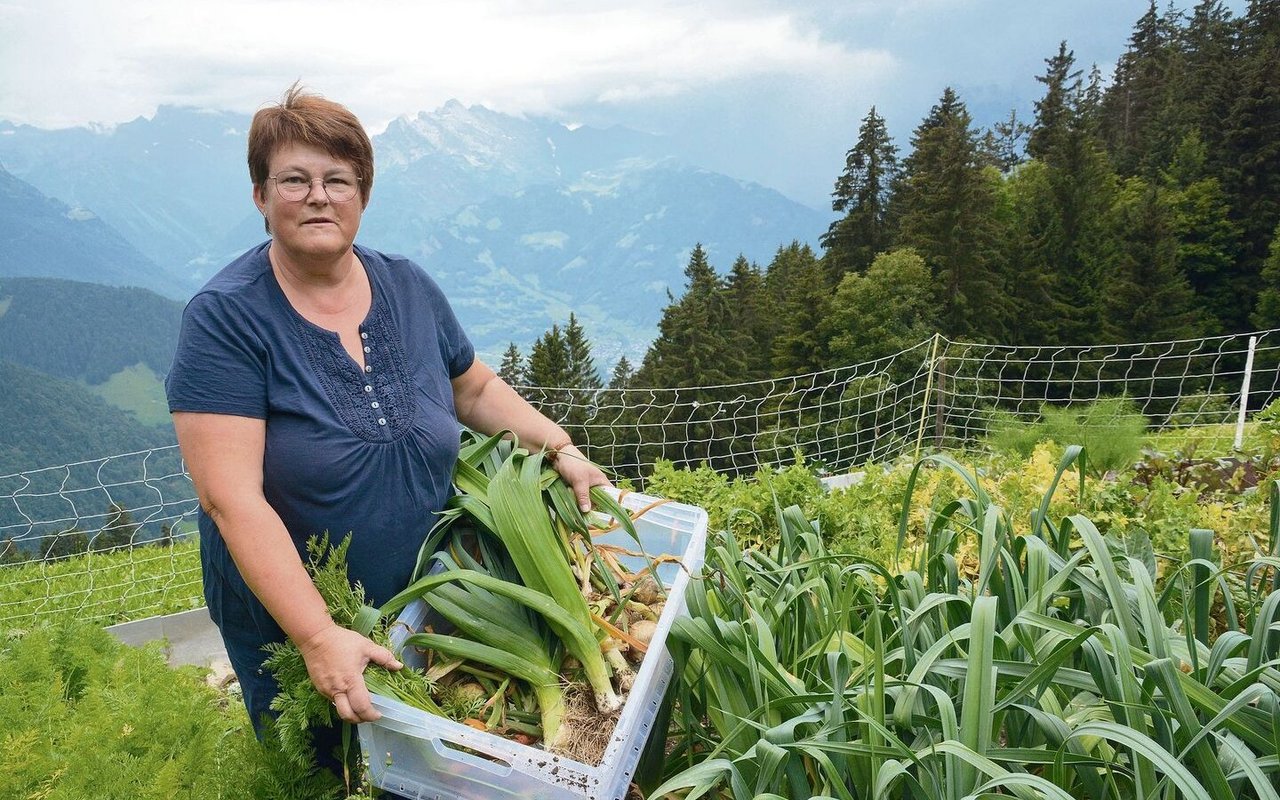 Fast ein Dutzend Gemüsesorten auf 1400 m ü. M.: die Urner Bergbäuerin Annagreth Herger in ihrem Garten. 