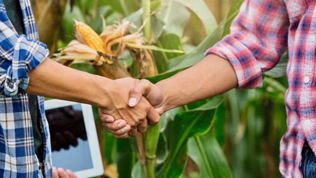 «Hand in Hand» in der Landwirtschaft heisst das Jahresthema 2021 vom Fachmagazin «die grüne». (Bild: Adobe Stock)