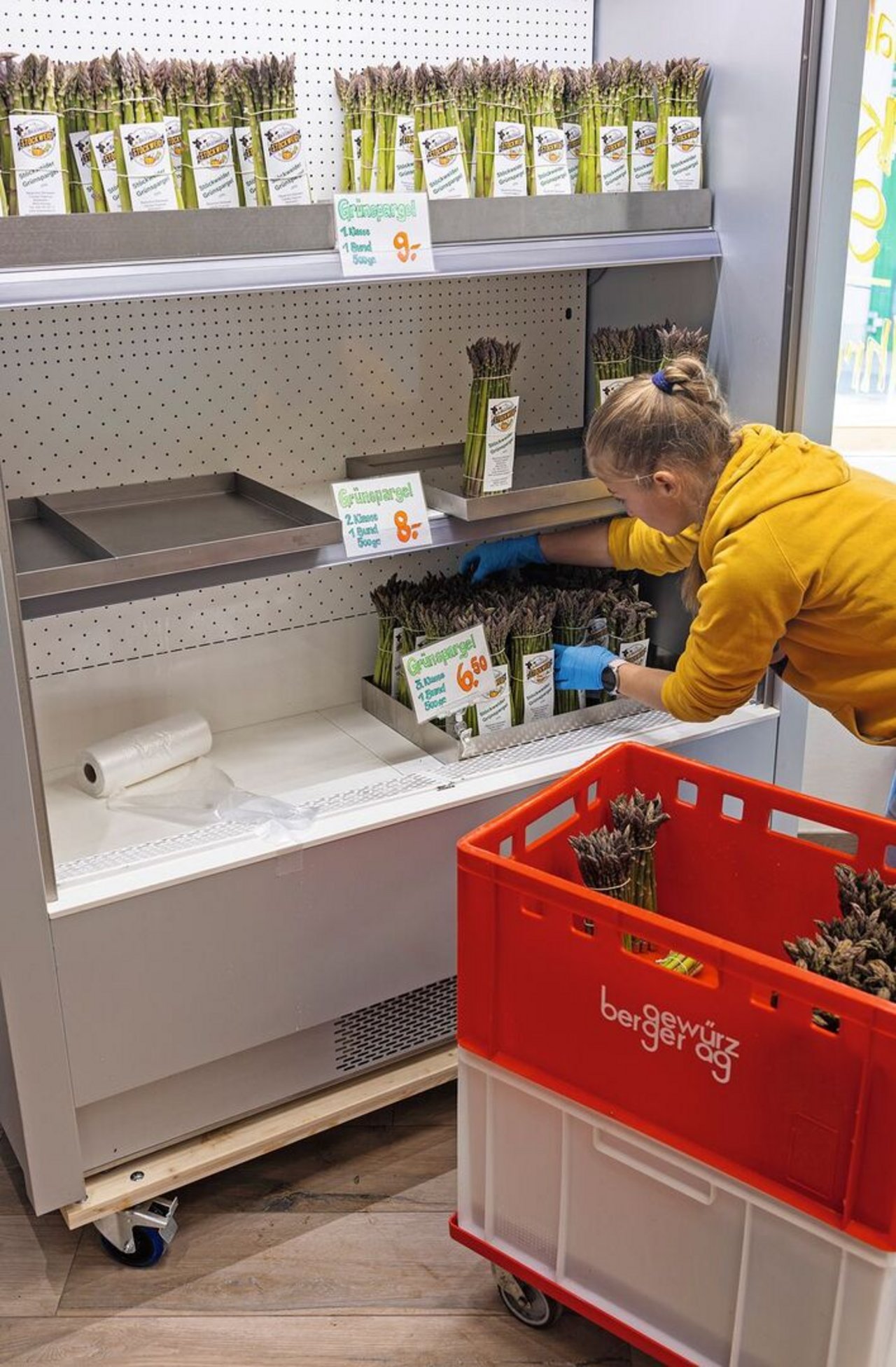 Katalin Fábián stellt die fertig verpackten Bündel in den Kühlschrank des Hofladens.