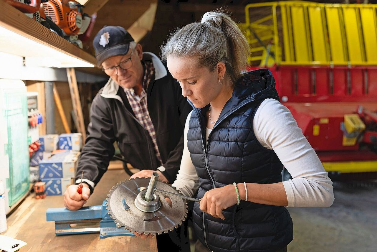 In der Ausbildung zur Bäuerin lernte Liliane Bader nicht so viel zur Technik. Da fragt sie gerne noch ihren Vater um Rat. Liliane Bader sieht ihre Eltern als Vorbild. 