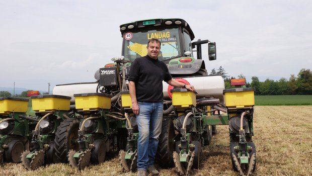 Hanspeter Lauper von der Landagvor der Mais-Sämaschine.