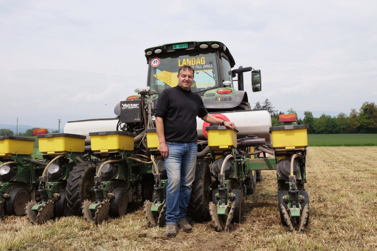 Hanspeter Lauper von der Landagvor der Mais-Sämaschine.