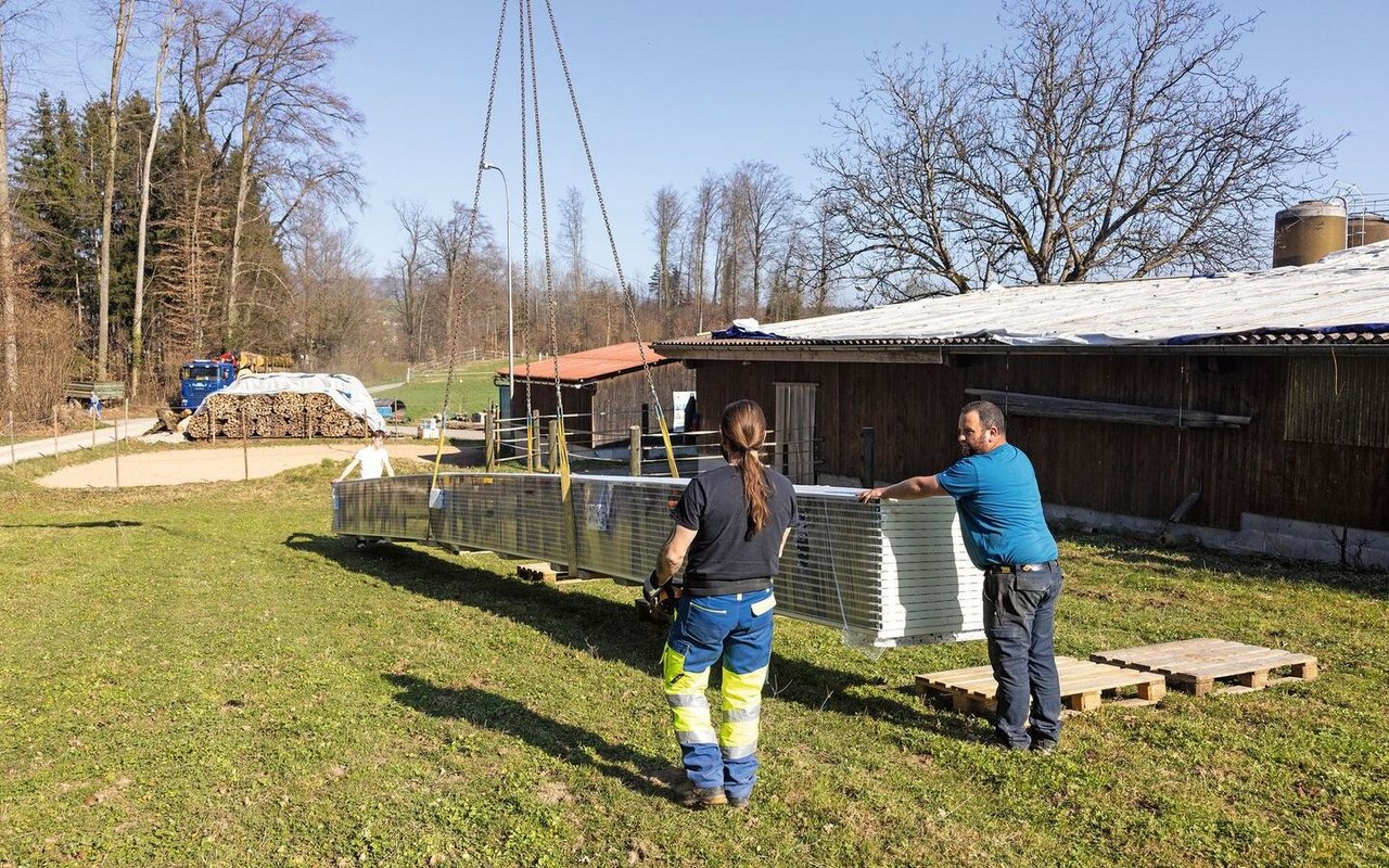 Familie Duperrex ersetzten nicht nur die Photovoltaikmodule. Auch die Dachhaut darunter wurde stellenweise mit vorgefertigten Elementen neu bedeckt.