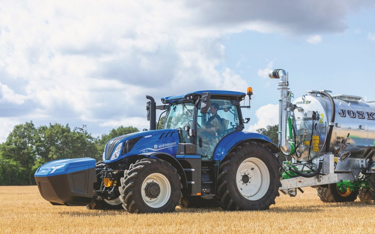 New Holland T6.180 Methane Power im Einsatz mit dem Güllefass.