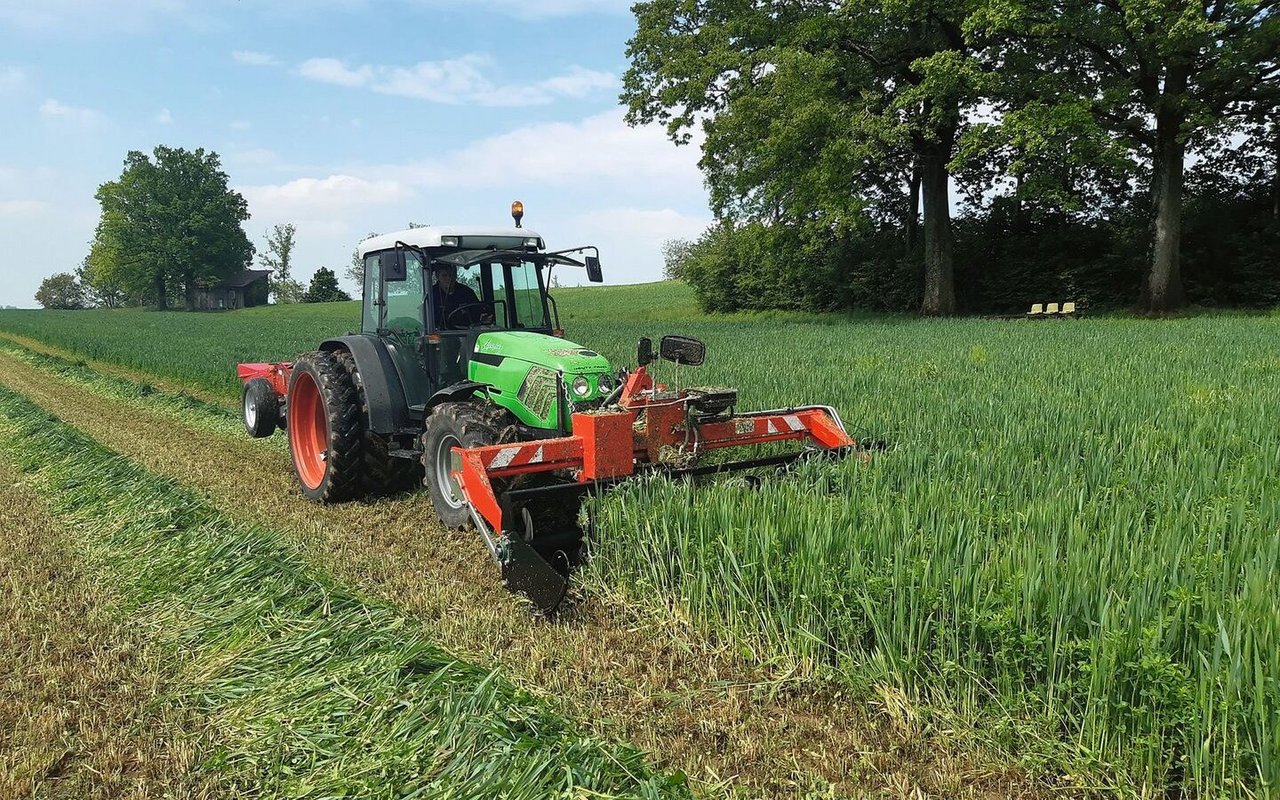 Das Doppelmessermähwerk am Frontanbau verfügt über eine eigene Bordhydraulik. Üblicherweise erfolgt der Antrieb bei genügender Ölförderleistung direkt ab Traktorhydraulik. Mit einer Schnecke wird ein Schwad geformt.