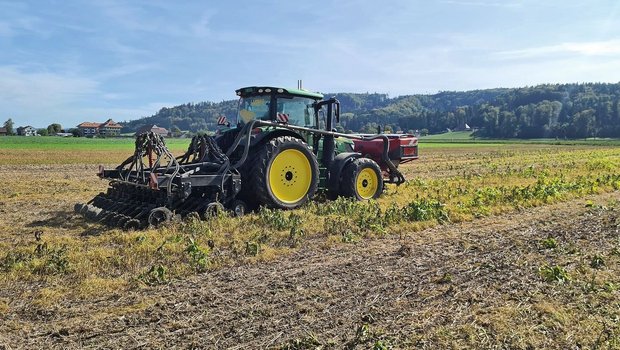 Für den Aufbau der D Für den Aufbau der Direktsaatmaschine 750 ProSeeder-3m hat die Landag AG einen eigenen Rahmen und Räumer entwickelt.Die Saatelemente sind von John Deere.