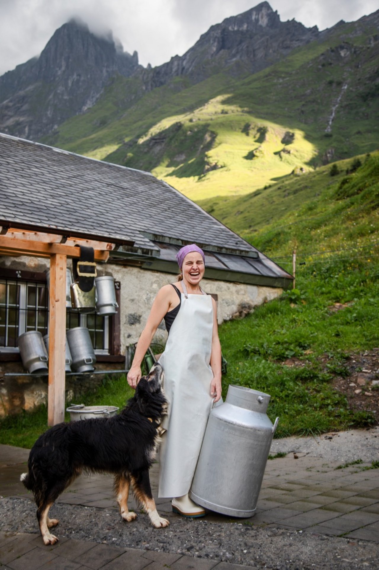 Rita Widmer ist stolz, mit ihrer Familie die Glarner Alp Bösbächi zu bewirtschaften. Nächstes Jahr übernehmen sie noch den Hof von Rita Widmers Eltern. Bild: Pia Neuenschwander