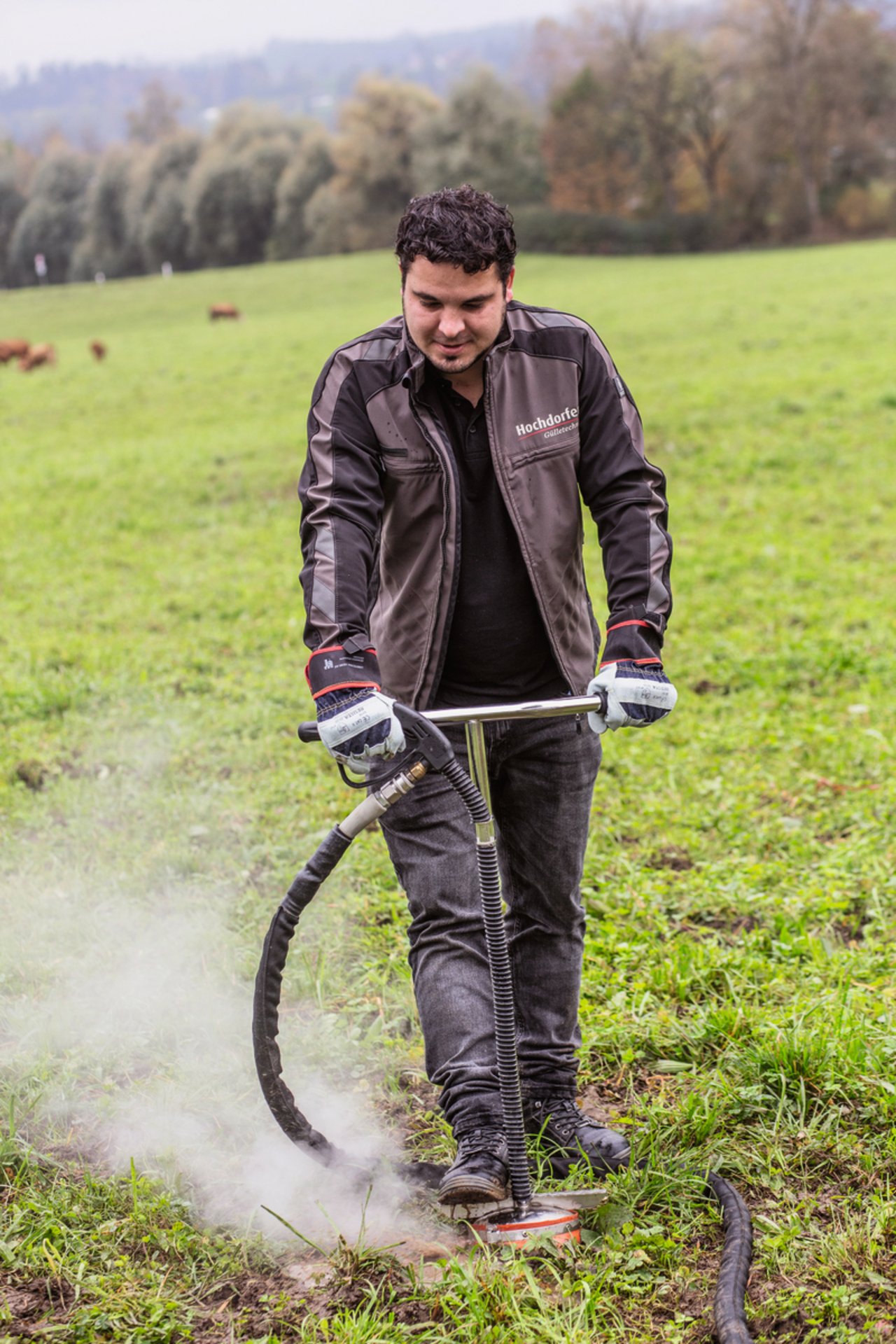 Joel Süess stösst den Blackenspiess in den Boden und zerstört die Pflanze mit Dampf und Heisswasser. Bild: Pia Neuenschwander