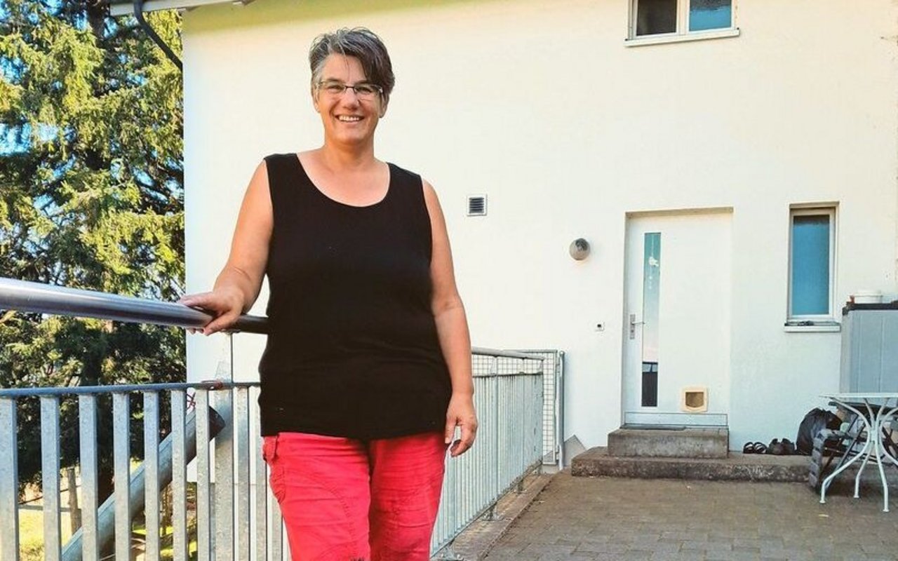 Die diplomierte Bäuerin Sandra Schmid Koch auf dem Betrieb in Uezwil.