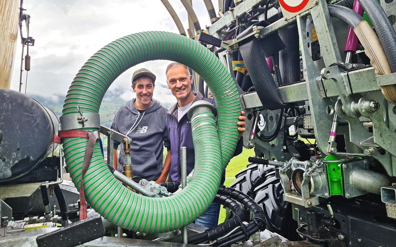 Luca und Ruedi Achermann haben das neue Güllesystem mit viel Transportmenge und trotzdem bodenschonender Ausbringung realisiert.