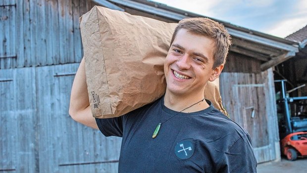 Oliver Reinhard produziert auf dem Hof seiner Eltern sortenreine Holzkohle.