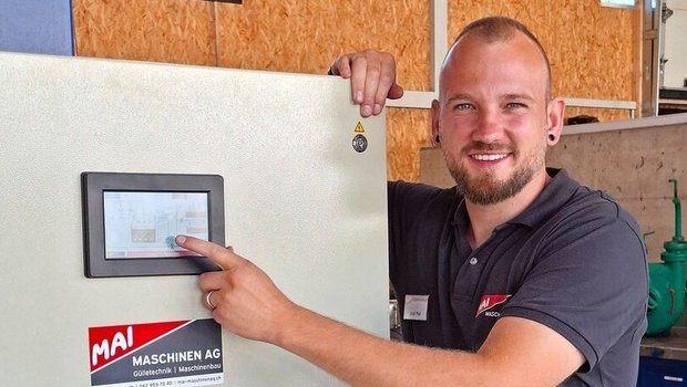 Joel Mai mit der neuen Anlagensteuerung.