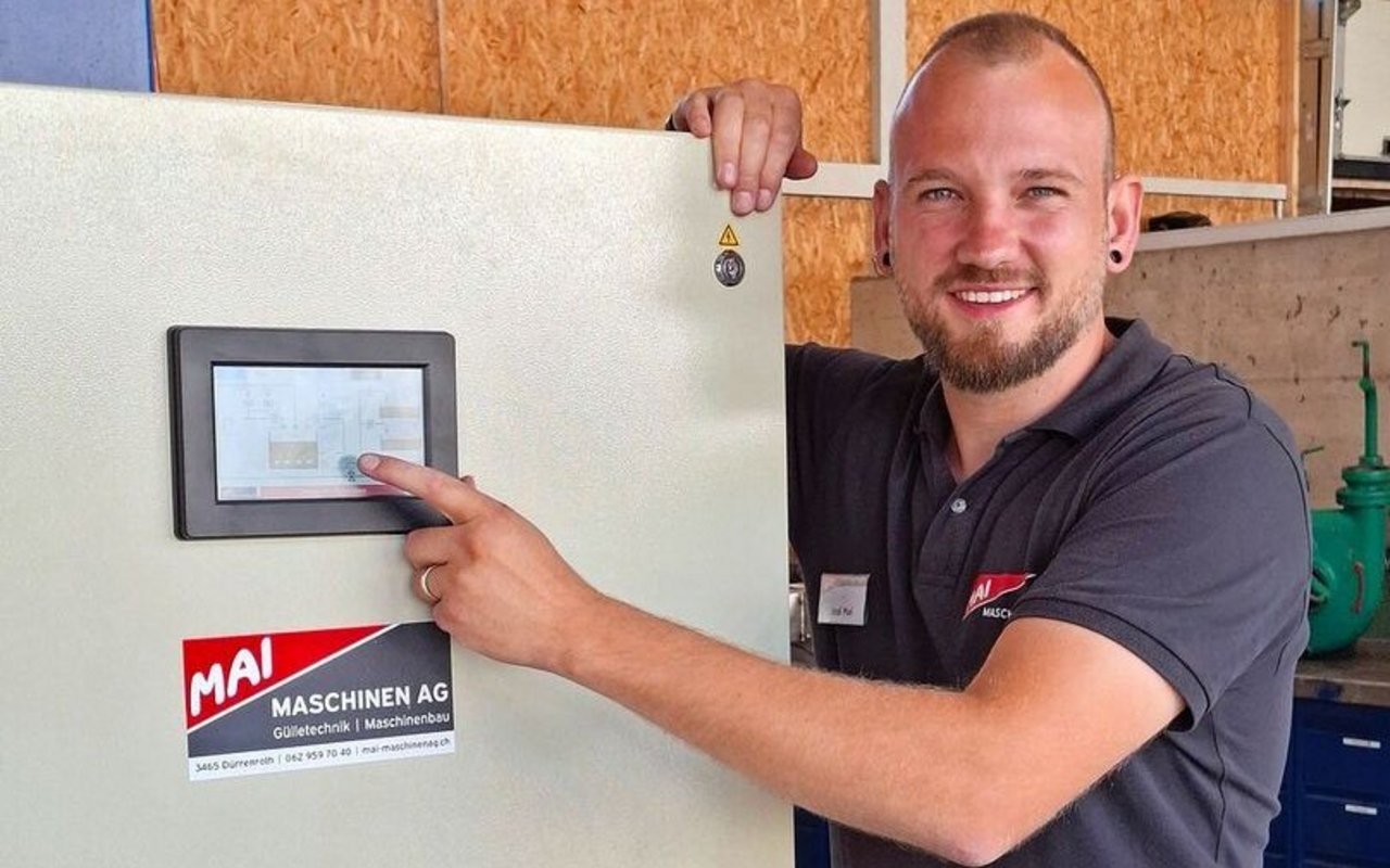 Joel Mai mit der neuen Anlagensteuerung.