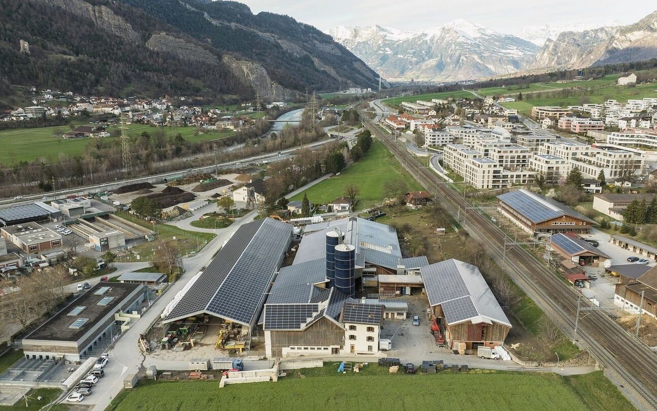 Die Dächer des Mehli-Hofs in Chur sind komplett mit PV-Panels belegt. Auf den umliegenden Liegenschaft liegt dagegen noch viel Potenzial brach. 