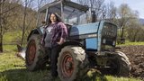 Sonja Feldmann mit ihrem Eicher 4048 Allrad (Bild: «die grüne» / Pia Neuenschwander)