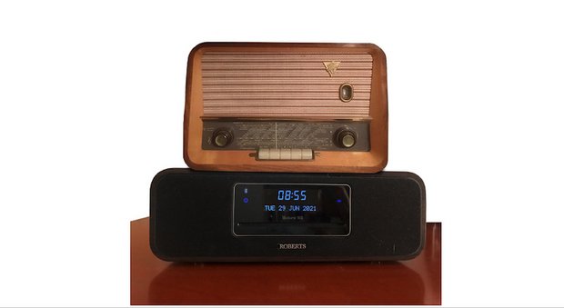 Umstellung auf DAB+: Damit es im Stall nicht still wird Die alten UKW-Radios (oben) müssen bald DAB+-Geräten das Feld bzw. den Stall überlassen. (Bilder et/Montage mi)