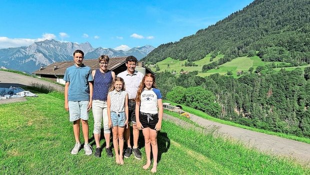 Familie Thomann mit Familie Thomann mit Sohn Pascal, Ehefrau Sandra, Tochter Jasmin, Ruedi und Tochter Nadine (v. l.) auf ihrem Hof in Valens. Jetzt im Sommer sind sie fast durchgehend am Heuen, im Winter aber oft an Skirennen anzutreffen.