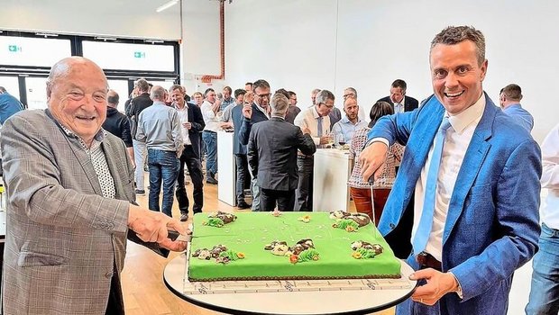 Der erste und der aktuelle Präsident der SMP. Josef Kühne (l.) schnitt zusammen mit Boris Beuret an der Delegiertenversammlung die Torte an.  