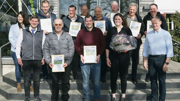 Gruppenbild der Züchter mit 100 000er-Kühen und der neuen Vorstandsfrau Tabea Zimmermann (vorne zweite von rechts).